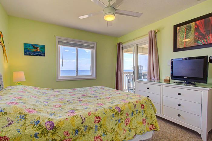 #SC2C - Sands Shamrock Queen Bedroom